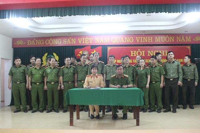 Chỉ huy các Đội nghiệp vụ, các tổ chức đoàn thể và Trưởng Công an 18 xã, thị trấn ký cam kết thực hiện các nội dung CCHC năm 2021