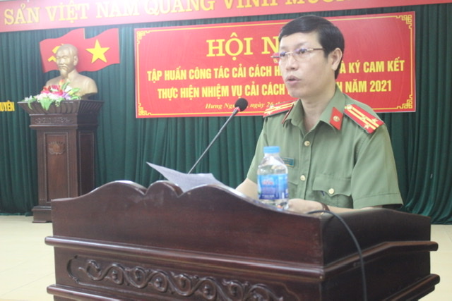 Đồng chí Thượng tá Phan Thanh Bình, Phó Trưởng Công huyện phát biểu giao nhiệm vụ thực hiện công tác CCHC