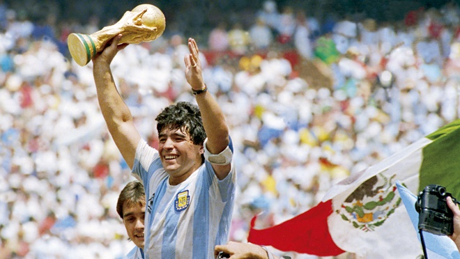 Maradona vô địch World Cup 1986 cùng tuyển Argentina.