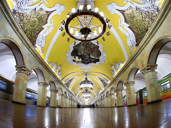 Ga tàu điện ngầm Komsomolskaya được khai trương vào năm 1952, kết hợp với 3 nhà ga đường sắt ở trên mặt đất (Leningradsky, Yaroslavsky và Kazansky) tạo thành cửa ngõ ra vào đông đúc và nhộn nhịp nhất của thủ đô Moskva.
