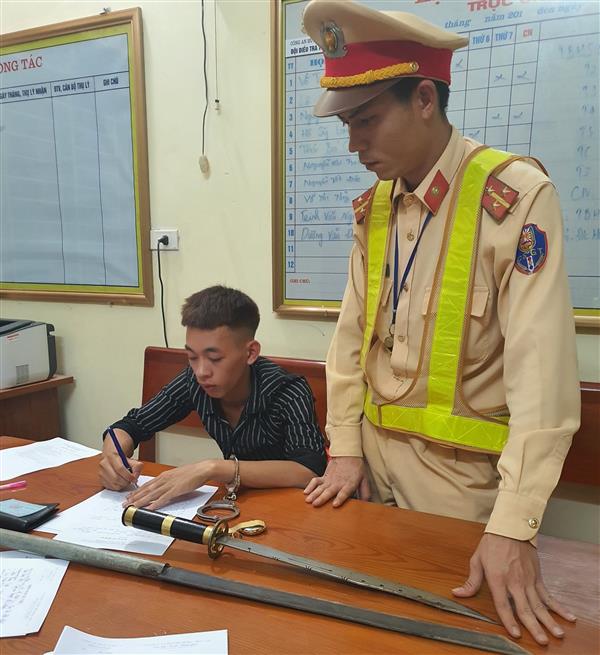 Cán bộ Đội CSGT số 2 lạp biên bản bàn giao đối tượng va tang vật cho Công an huyện Đô Lương xử lý theo quy định pháp luật.
