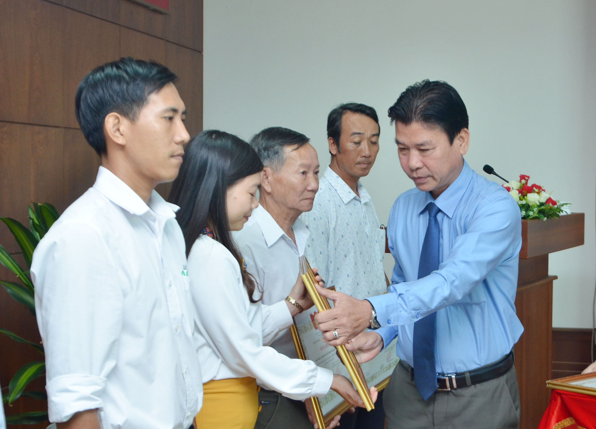 Ông Trần Văn Lợi, Phó Chủ tịch UBMTTQVN  tỉnh tặng Bằng khen cho các tập thể.