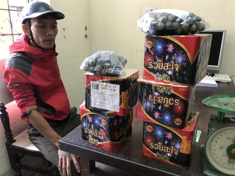  Đối tượng Nguyễn Đình Phúc cùng số pháo bị thu giữ