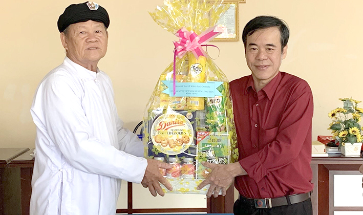 Ông Huỳnh Minh (phải), Chủ tịch UBMTTQ Việt Nam huyện Long Điền thăm, tặng quà Họ đạo Cao Đài xã Phước Hưng. 