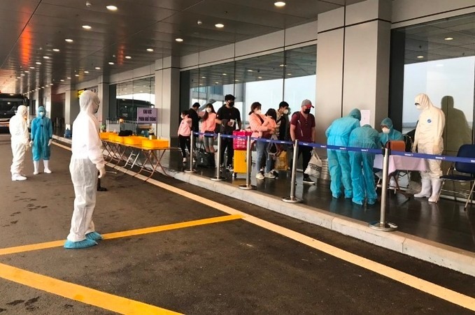 Hành khách đến Việt Nam trên chuyến bay quốc tế làm thủ tục hàng không và kiểm tra y tế tại Sân bay Vân Đồn, tháng 3/2020. 