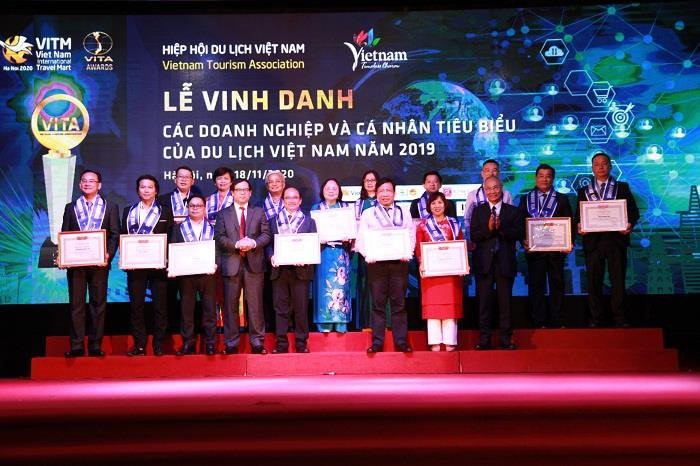 Ông Lê Hoàng Ân (đứng hàng 1, vị trí thứ 2 từ phải sang) đại diện Công ty Cổ phần Du lịch An Giang nhận bằng khen của Hiệp hội Du lịch Việt Nam.