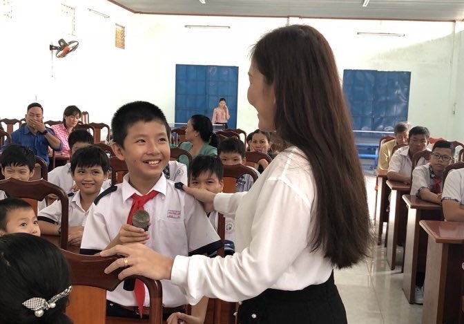 Chuyên gia tâm lý Lan Phương “trao đổi” với trẻ tại Diễn đàn lắng nghe trẻ em nói phường Long Tâm TP.Bà Rịa.