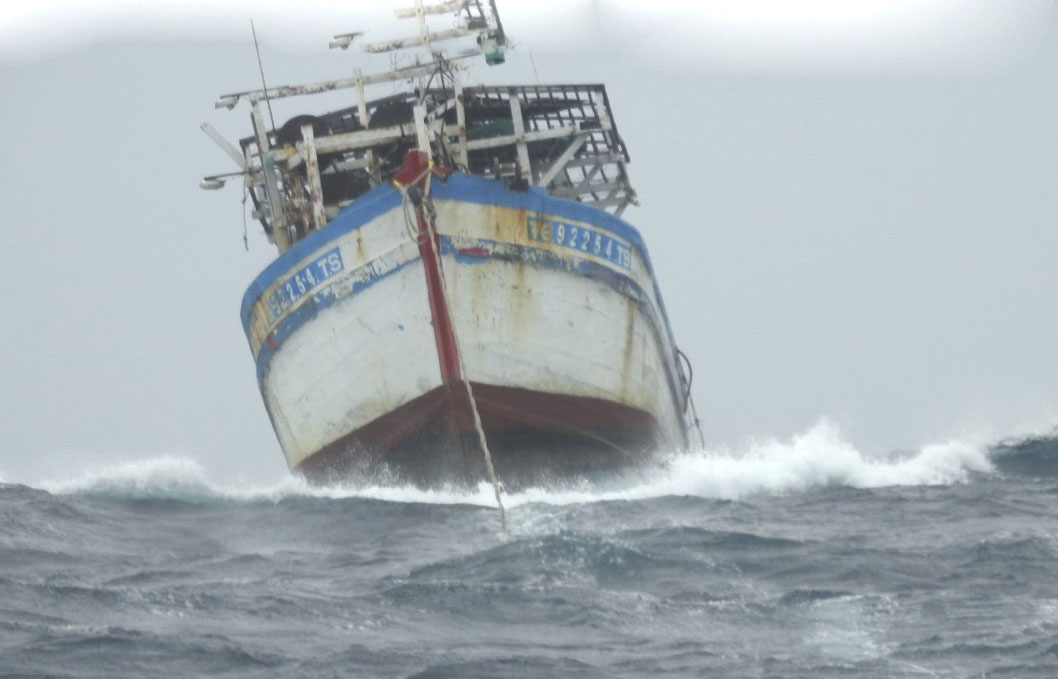 Tàu cá TG 92254 TS bị hỏng máy chính, trôi dạt trên biển, đã được lai dắt về neo đậu tại khu vực nhà giàn DK1/12.