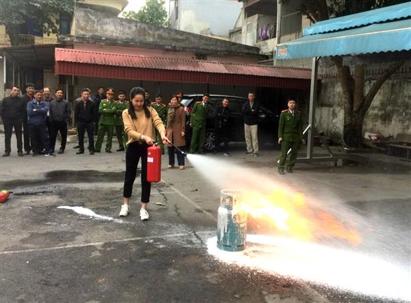 Thực hành sử dụng bình chữa cháy 