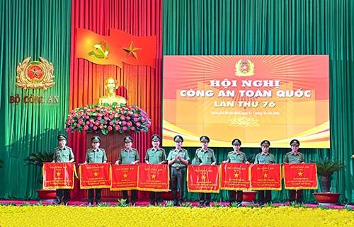 Thứ trưởng Trần Quốc Tỏ trao Cờ thi đua “Đơn vị xuất sắc trong phong trào thi đua Vì an ninh Tổ quốc năm 2020” của Bộ Công an tặng Công an các đơn vị, địa phương.