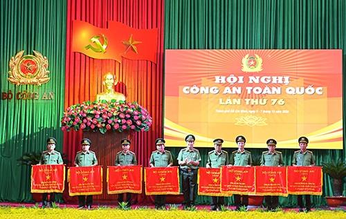Thứ trưởng Lê Tấn Tới trao Cờ thi đua “Đơn vị xuất sắc trong phong trào thi đua Vì an ninh Tổ quốc năm 2020” của Bộ Công an tặng Công an các đơn vị, địa phương.