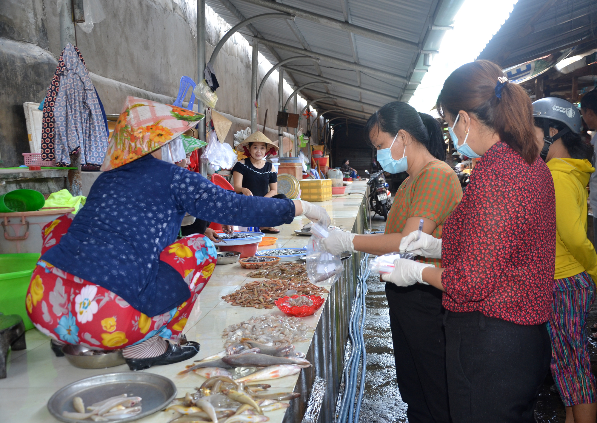 Đoàn kiểm tra liên ngành tỉnh lấy mẫu thịt heo tại chợ Năm Tầng (TP. Vũng Tàu) để kiểm tra các chỉ số ATTP.