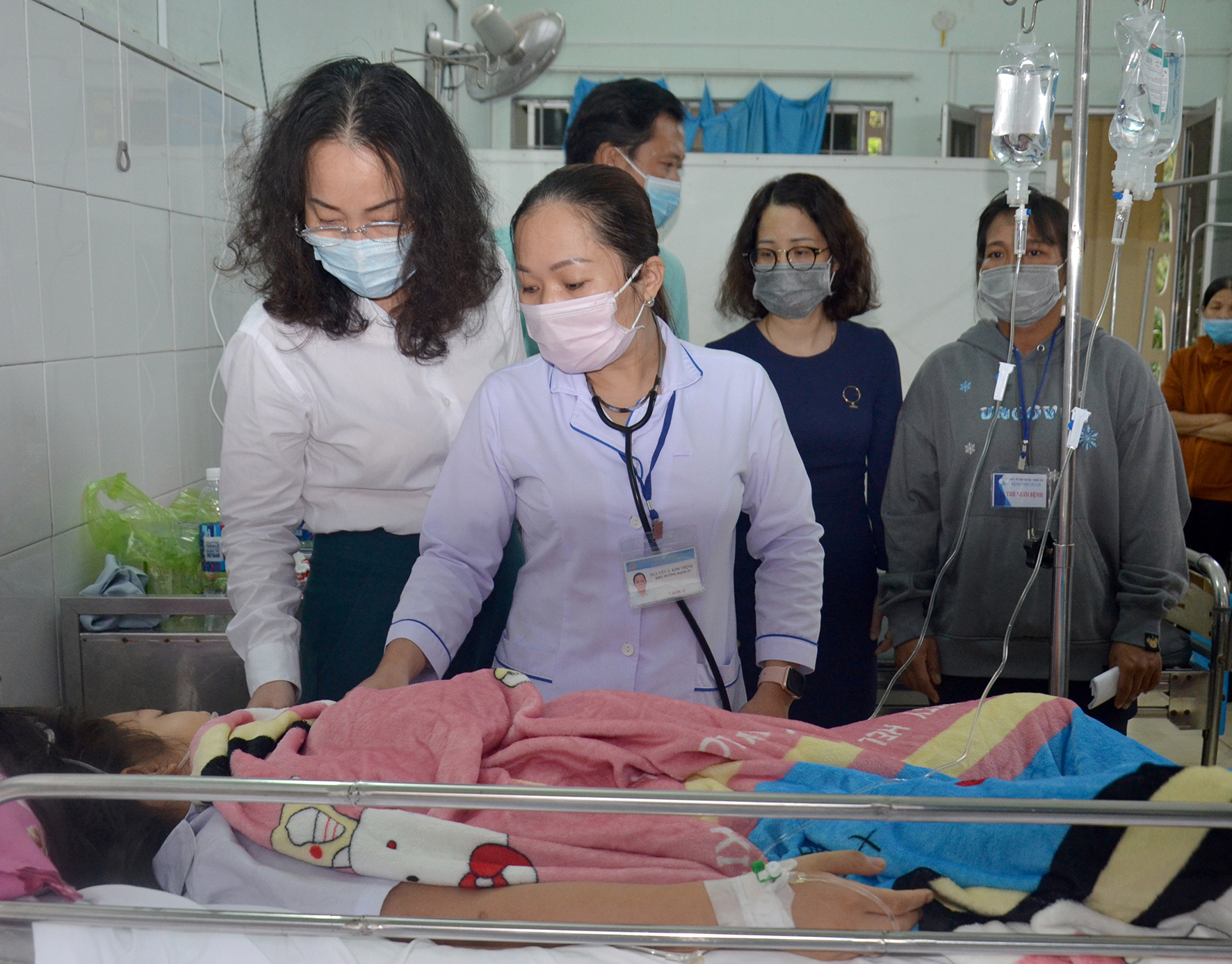 Bà Trần Thị Ngọc Châu, Giám đốc Sở GD-ĐT (bìa trái) hỏi thăm sức khỏe em P.T.G.C tại BV Lê Lợi.