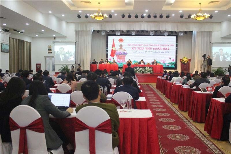 Toàn cảnh phiên thảo luận sáng 12/12.