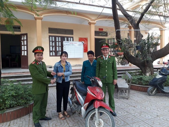 Lực lượng công an trao trả tài sản cho người dân