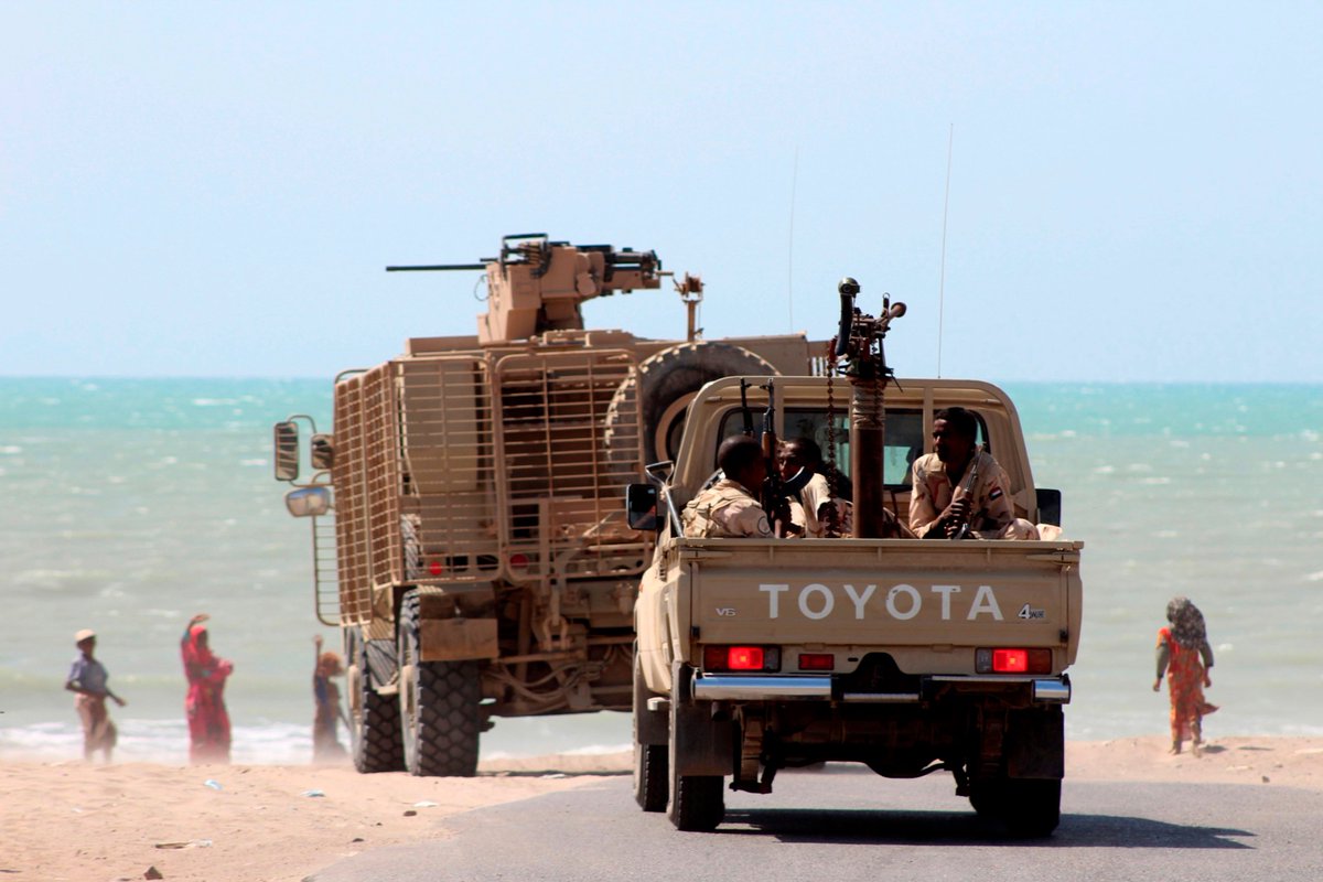 Các lực lượng ủng hộ Chính phủ Yemen trong chiến dịch truy quét phiến quân Houthi tại khu vực ngoại ô Hodeidah, Yemen.
