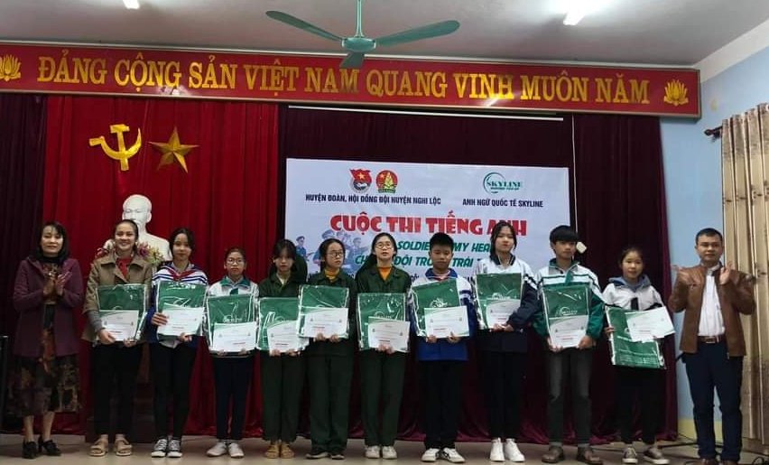Ban tổ chức trao giải cho các đội thi có thành tích tốt 