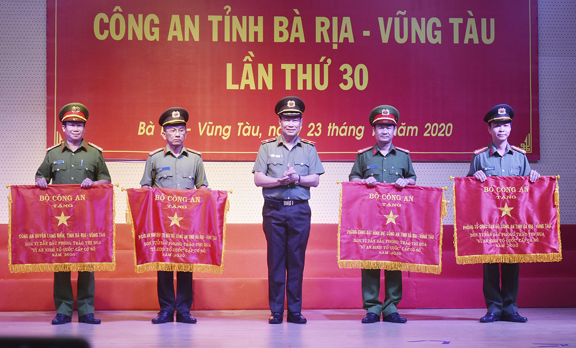 Thiếu tướng Lê Tấn Tới, Thứ trưởng Bộ Công an trao Cờ thi đua cho các đơn vị xuất sắc trong phong trào thi đua “Vì an ninh Tổ quốc” năm 2020. 