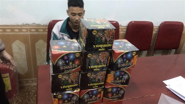 Đối tượng Phạm Văn Quốc cùng tang vật tại Cơ quan Công an