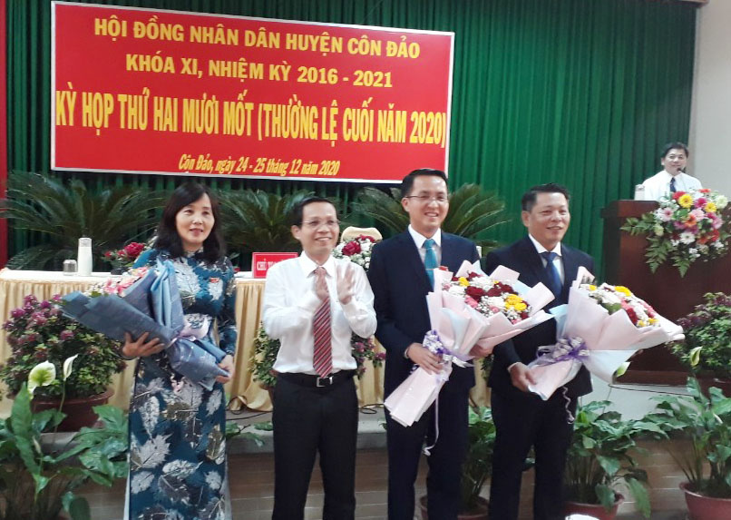 Ông Lê Văn Phong, Bí thư Huyện ủy, Chủ tịch UBND huyện Côn Đảo chúc mừng các cán bộ được bầu giữ các chức vụ lãnh đạo HĐND, UBND huyện.