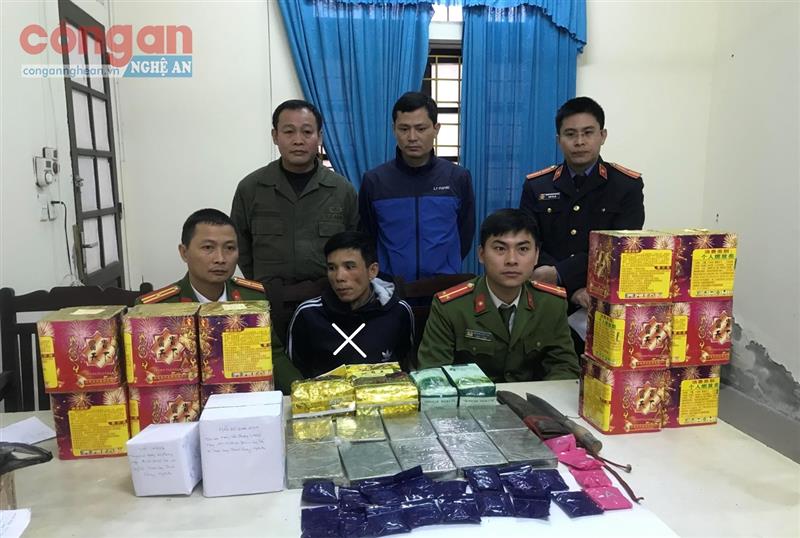    Đối tượng Hoàng Văn Tuấn (X) và số tang vật tại cơ quan Công     an