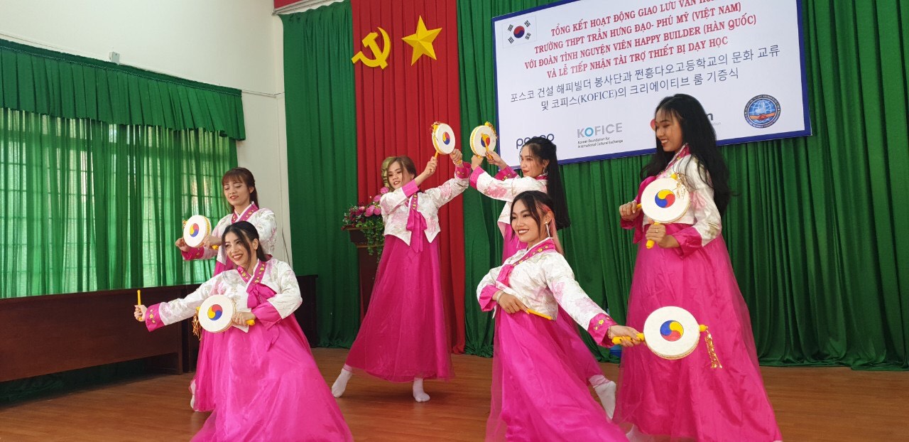 HS Trường THPT Trần Hưng Đạo với tiết mục múa trống sogo.