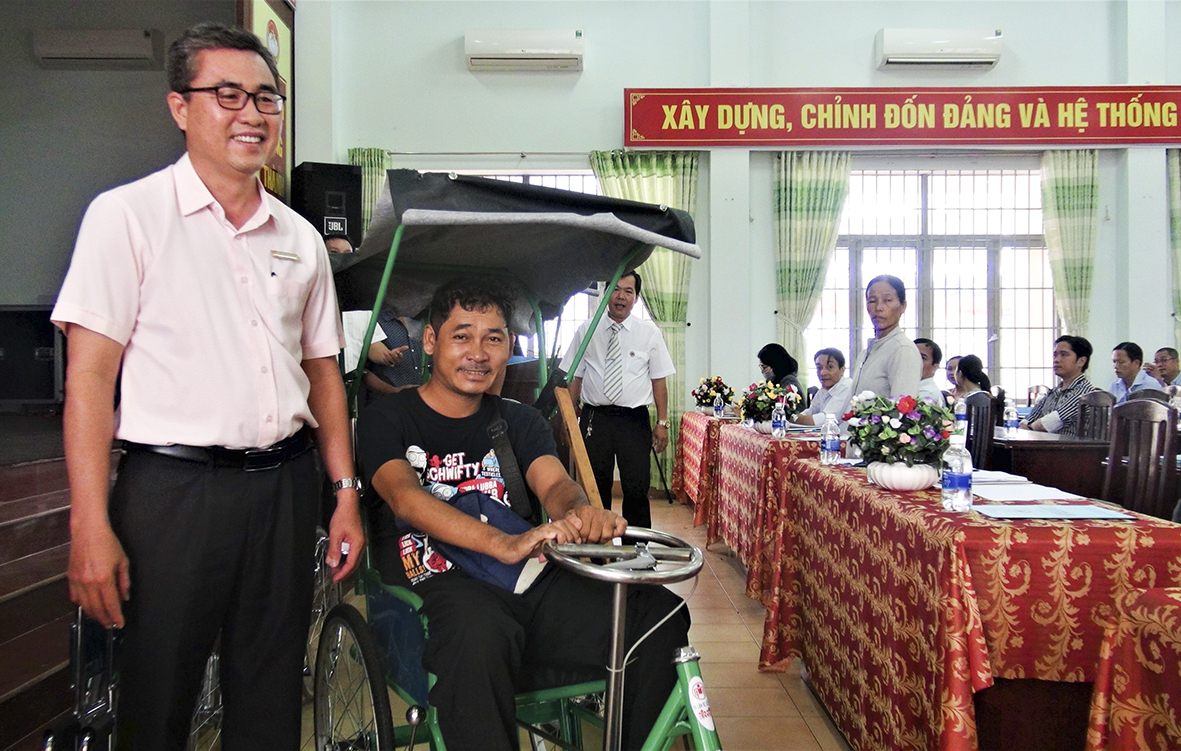 Ông Dương Đào Kim Long (xã Bình Trung, huyện Châu Đức) vui mừng khi được nhận xe lắc do Công ty TNHH MTV Xổ số kiến thiết BR-VT tặng.