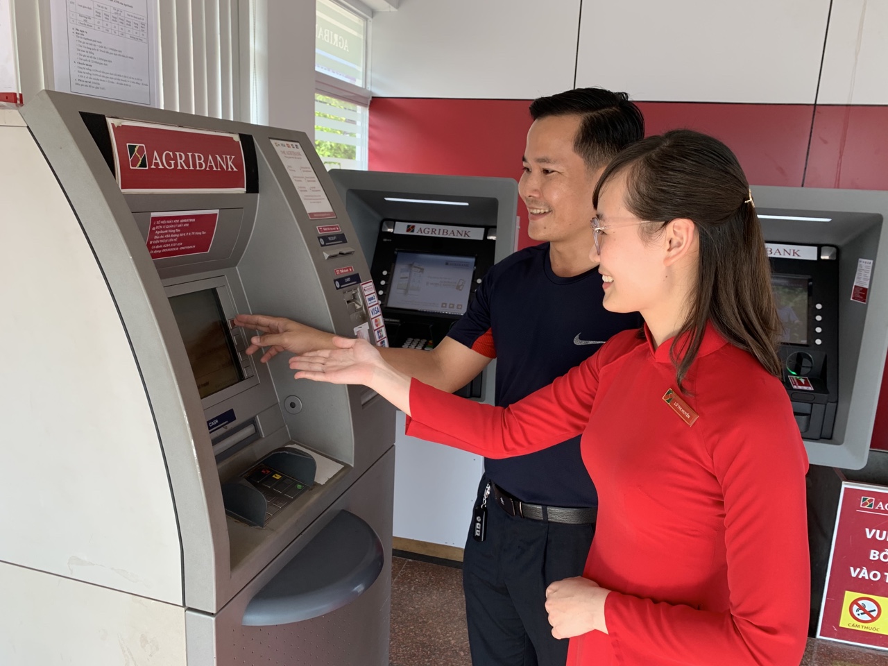 Nhân viên Agribank Vũng Tàu hướng dẫn khách hàng sử dụng sản phẩm dịch vụ trên máy ATM.