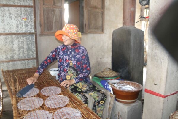 Người làng nghề bánh tráng  An Ngãi trang thủ vào dịp Tết để nâng cao thu nhập.