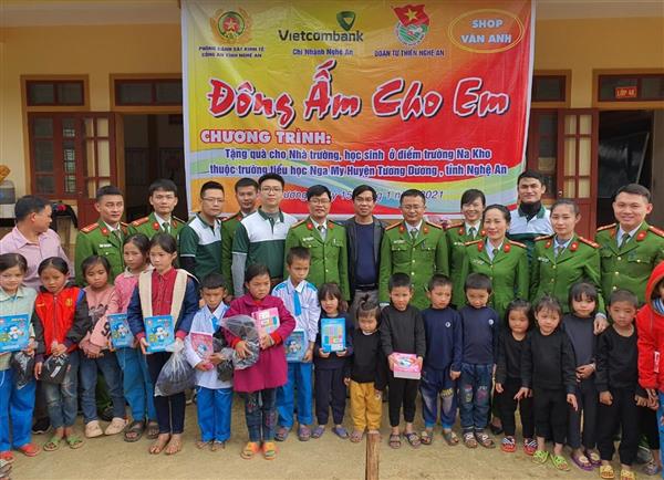Phòng Cảnh sát kinh tế tặng quà cho các em học sinh miền núi