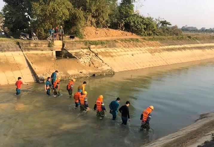 Tìm thấy thi thể bé trai đuối nước thương tâm khi xuống sông vớt dép cho chị gái