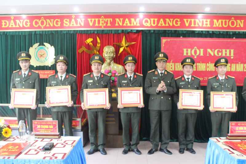 Đoàn kết, thống nhất, quyết tâm phấn đấu hoàn thành xuất sắc nhiệm vụ chính trị được giao