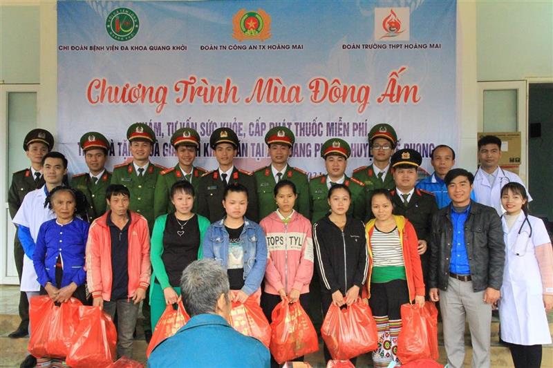 Đoàn viên thanh niên mang Tết sớm về bản làng