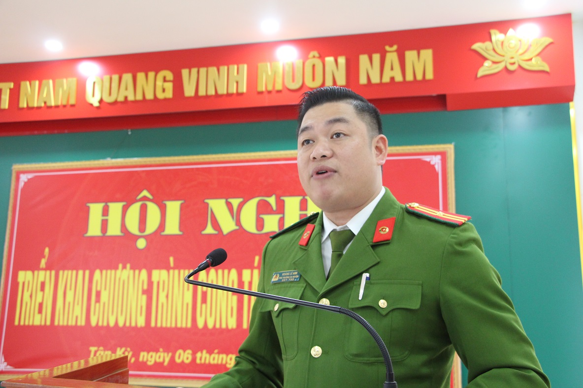 Thiếu tá Hoàng Lê Anh – Phó Trưởng Công an huyện phát biểu khai mạc hội nghị