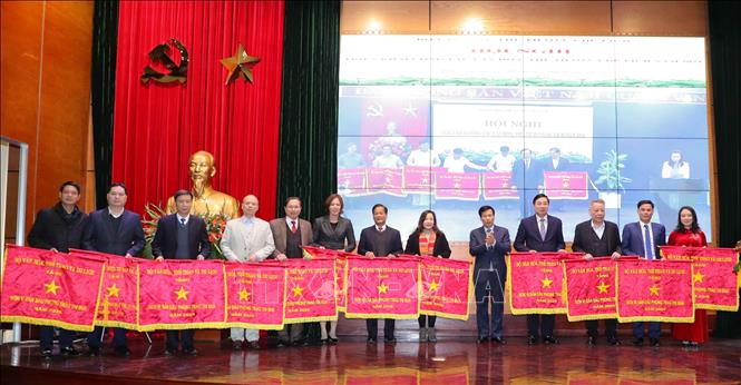 Bộ trưởng Bộ Văn hóa, Thể thao và Du lịch Nguyễn Ngọc Thiện tặng Cờ thi đua của ngành cho các đơn vị xuất sắc trong phong trào thi đua. Ảnh: Thanh Tùng/TTXVN