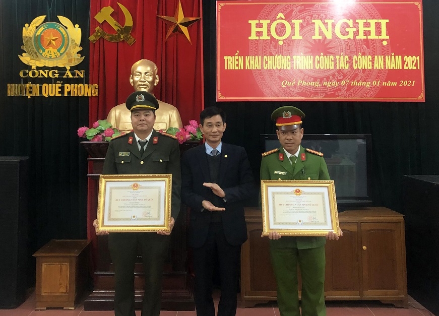 Trao tặng Huy chương Vì an ninh Tổ quốc cho các cá nhân