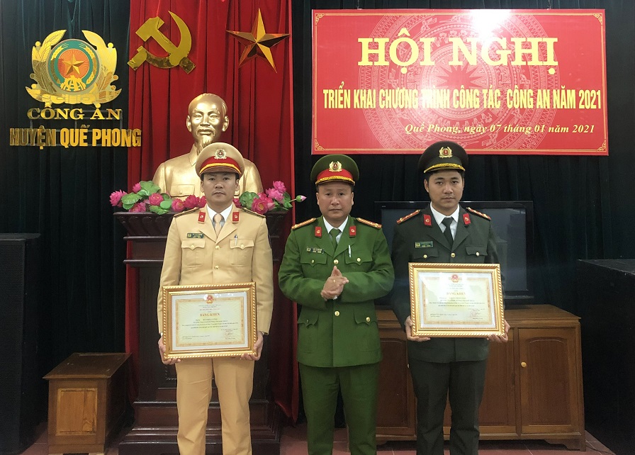 Trao tặng Bằng khen của Bộ trưởng Bộ Công an cho các cá nhân đạt thành tích xuất sắc trong phong trào bảo vệ ANTQ giai đoạn 2018 – 2020