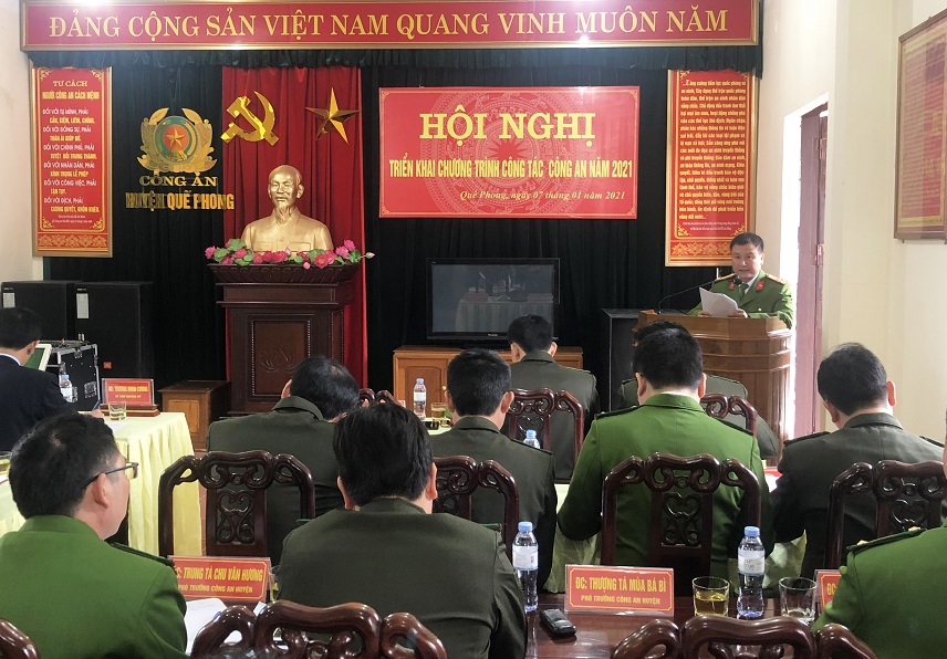 Đồng chí Thượng tá Cao Thanh Hải - Trưởng Công an huyện Quế Phong phát biểu tại Hội nghị