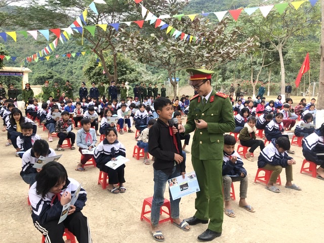 Các em học sinh hào hứng tham gia trả lời các câu hỏi