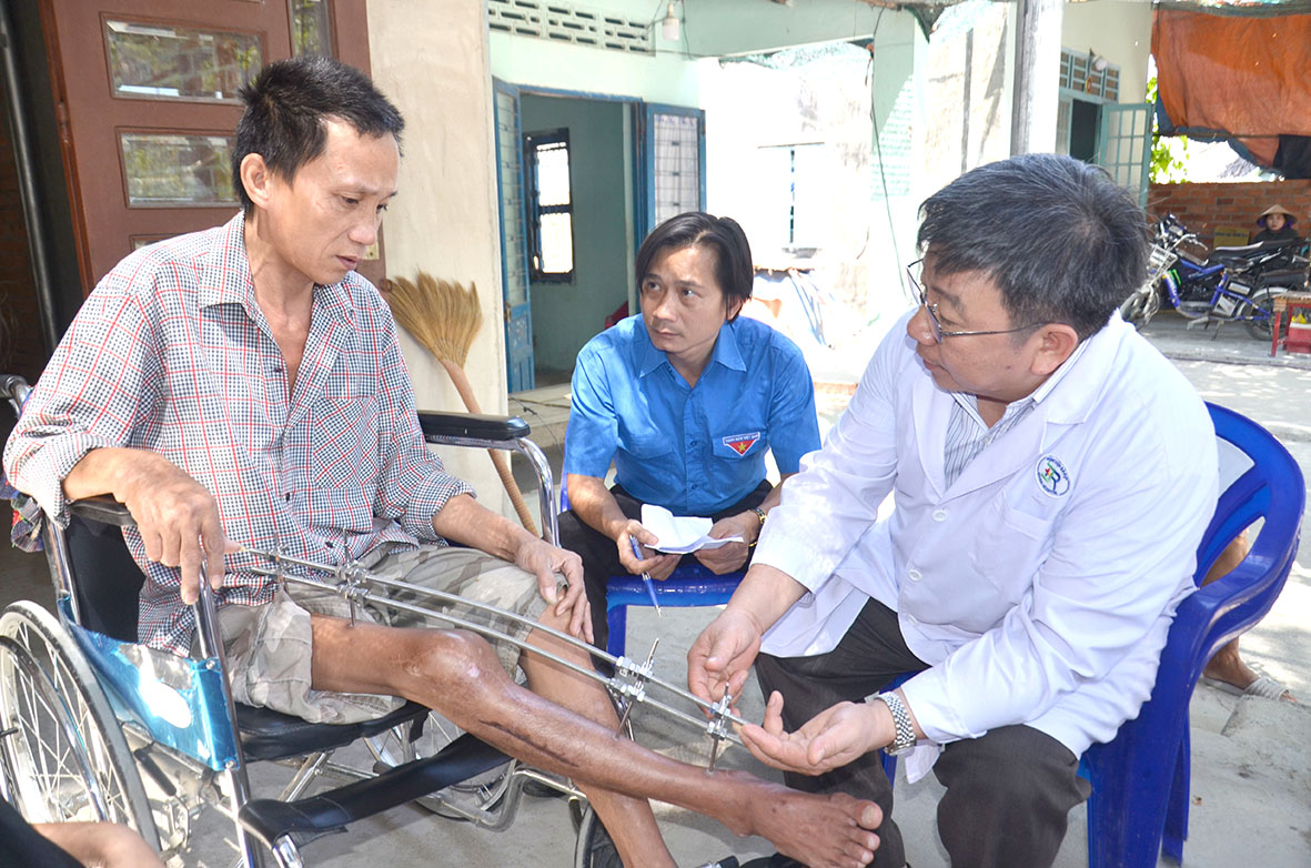 Bác sĩ Bệnh viện Bà Rịa khám bệnh cho ông Nguyễn Văn Hớn (tổ 7, KP. Núi Dinh, phường Kim Dinh, TP. Bà Rịa).