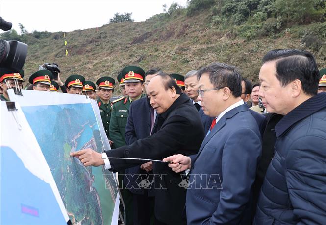 Thủ tướng Nguyễn Xuân Phúc xem hình ảnh về địa điểm thực hiện dự án.  Ảnh: VIỆT BẮC