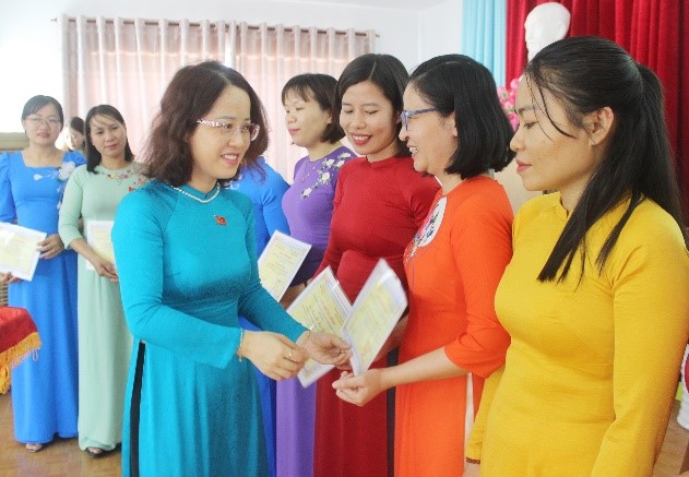 Bà Nguyễn Thị Lan Hương, Trưởng Phòng GD-ĐT TP. Vũng Tàu trao Giấy chứng nhận cho GV đạt danh hiệu GV giỏi cấp THCS. 