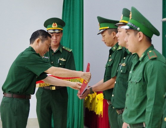 Đại tá Nguyễn Văn Thống, Phó Chính ủy BĐBP tỉnh trao quyết định điều động cho các chiến sĩ.