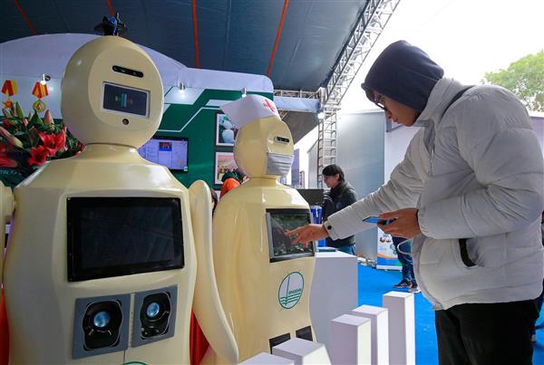 Một vị khách tham quan gian hàng tại Triển lãm quốc tế đổi mới sáng tạo Việt Nam 2021, diễn ra trong hai ngày 9-10/1 tại Khu công nghệ cao Hòa Lạc, Hà Nội. - Ảnh: MPI