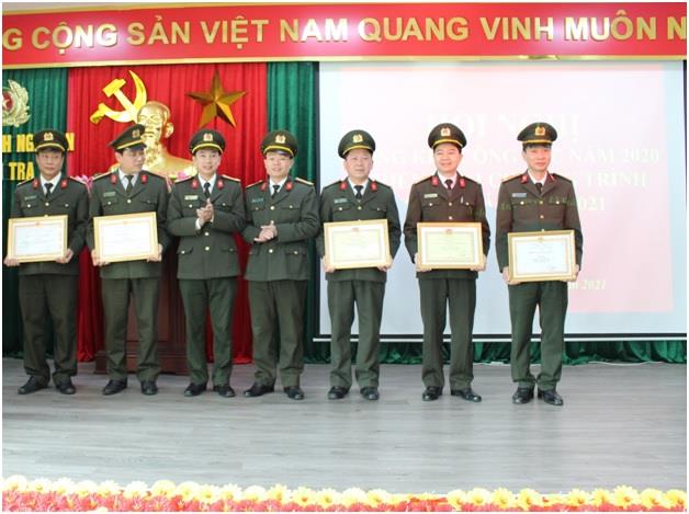 Trung tá Nguyễn Văn Đạo, Trưởng phòng Tham mưu Công an tỉnh trao  tặng danh hiệu “Đơn vị tiên tiến” và “Đơn vị văn hóa, gương mẫu chấp hành Điều lệnh Công an nhân dân”