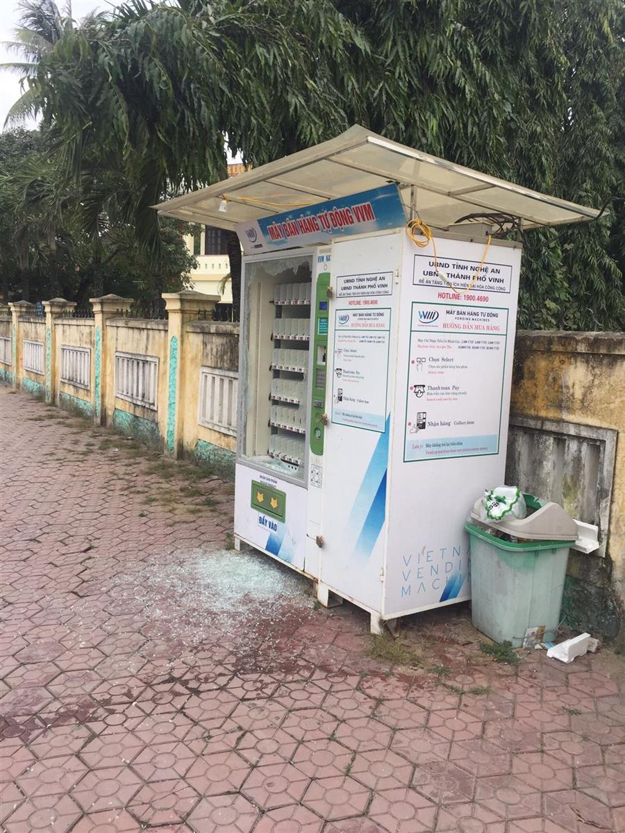 Hai máy bán hàng tự động bị các đối tượng đập phá để lấy trộm tài sản