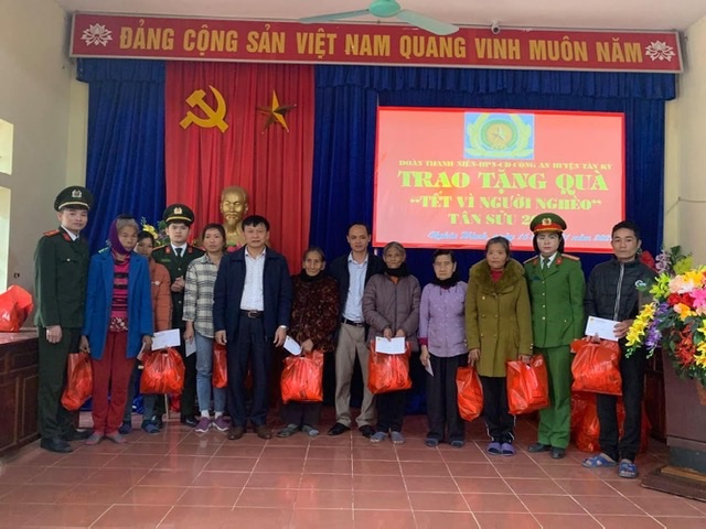 Công an huyện Tân Kỳ phối hợp với Liên đoàn võ thuật cổ truyền Nghệ An tặng quà cho các gia đình có hoàn cảnh khó khăn
