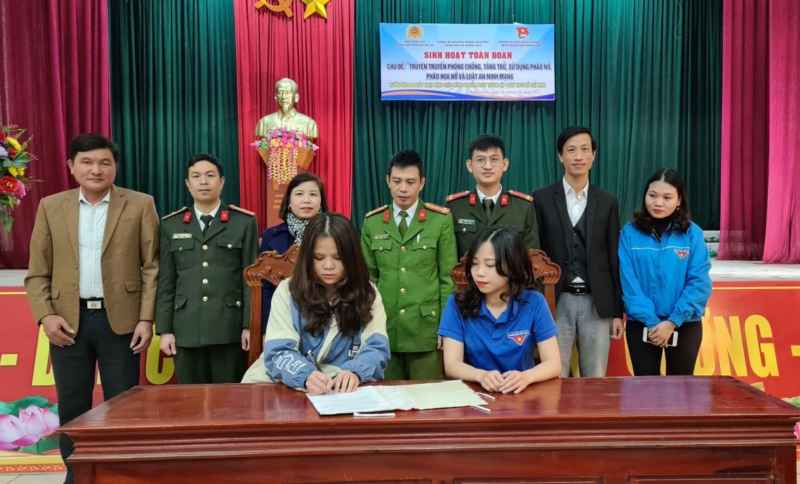 Đoàn viên thanh niên kí cam kết không vi phạm về pháo