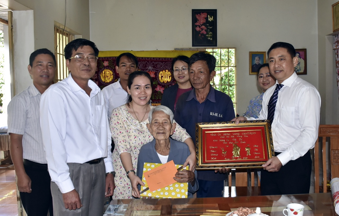 Ông Huỳnh Sơn Tuấn, Tỉnh ủy viên, Chủ tịch LĐLĐ tỉnh đến thăm, chúc thọ và trao quà cụ Võ Xi (xã Bình Ba, huyện Châu Đức).