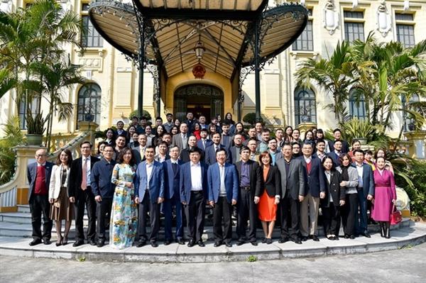 Phó Thủ tướng, Bộ trưởng Ngoại giao Phạm Bình Minh cùng lãnh đạo các cơ quan báo chí và phóng viên công tác trong lĩnh vực thông tin đối ngoại.